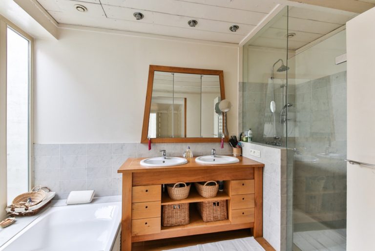 Szafka z lustrem do łazienki — praktyczny mebel, który przez wiele lat będzie na TOPie