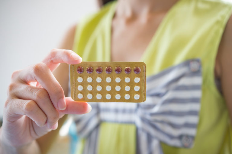 Antykoncepcja hormonalna – czy każda kobieta może z niej skorzystać?