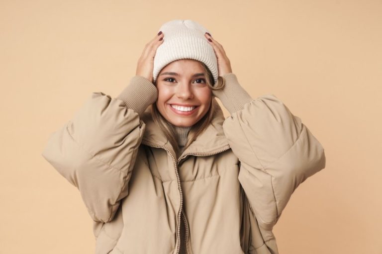 Te modne kurtki zimowe damskie upolujesz do 300 zł – przegląd polecanych modeli