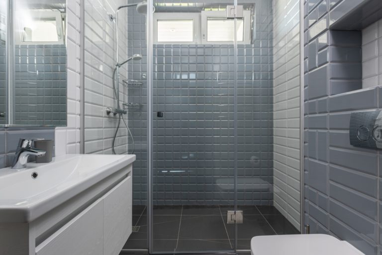Płytki do łazienki — jak optycznie powiększyć nimi przestrzeń?