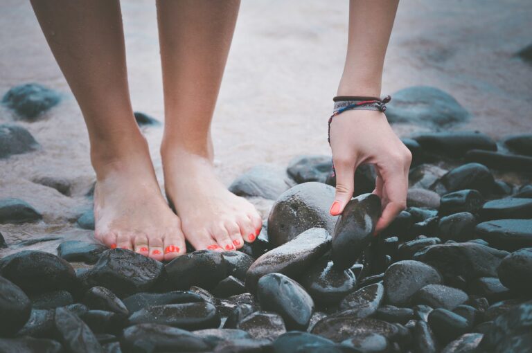 Odciski na stopie, pękające pięty, wrastające paznokcie. Jak sobie radzić z problemami stóp?