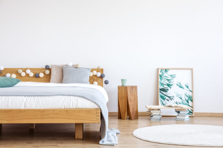 Funkcjonalność i urok drewnianych łóżek sosnowych z pojemnikiem