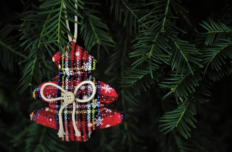 Kreatywne sposoby wykorzystania tkanin świątecznych do pakowania prezentów